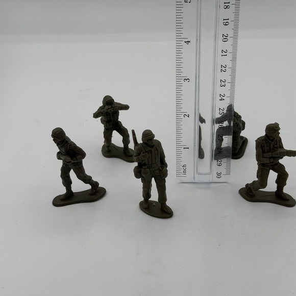Small Black  Vintage Soldier Figures Plastic War Toy - Set of 5 Soldier Figures - Picture 6 of 7